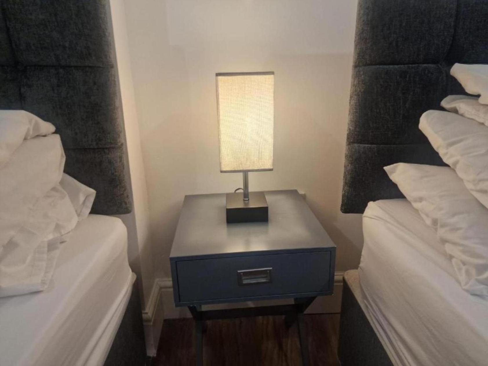 Central Suite, 3 Single Beds 布里斯托 外观 照片